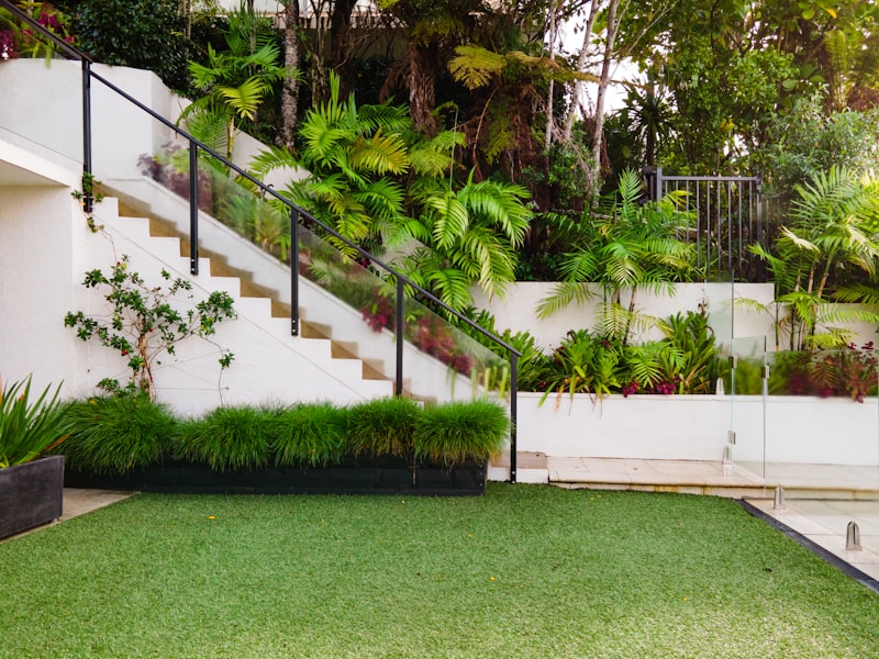 Jardin moderne avec escalier et terrasse végétalisée